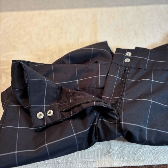 Women’s Nike Golf Dri-fit Bermuda Shirts. Size 8. Navy, white, gray. Pockets - Picture 4 of 7